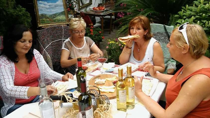 Fonagy Es Walter Vendeg- Es Borhaz Bed & Breakfast Vac Ngoại thất bức ảnh
